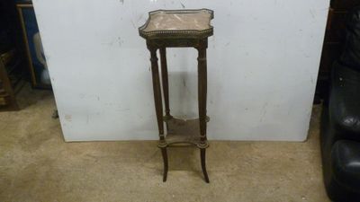 une petite table avec un plateau en marbre