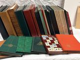 un grand nombre de livres posés sur une table