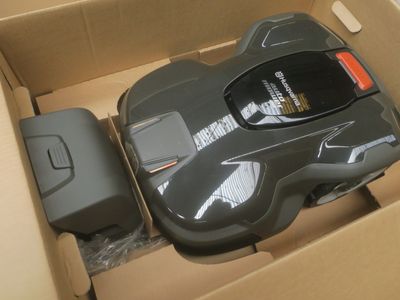 une boîte avec une télécommande à l'intérieur