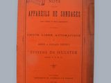 un livre à la couverture orange posé sur une table