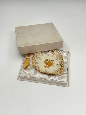 une petite assiette dans une boîte posée sur une surface blanche