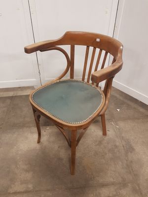 une chaise en bois avec une assise verte dans une pièce