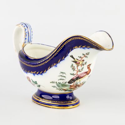 un bol bleu et blanc avec un oiseau dessus