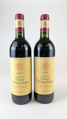 deux bouteilles de vin rouge posées l'une à côté de l'autre sur une surface blanche