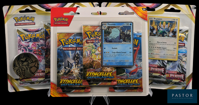 trois paquets de cartes à collectionner Pokémon dans un présentoir