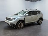 Le nouveau SUV Dacia est garé dans le showroom.
