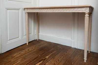 Table d'appoint en bois sculpté et mouluré lasuré blanc.