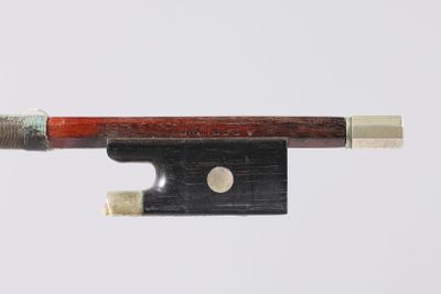 une image représentant un archet de violon d'où dépasse un morceau de bois