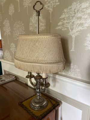 une lampe posée sur une table dans une pièce