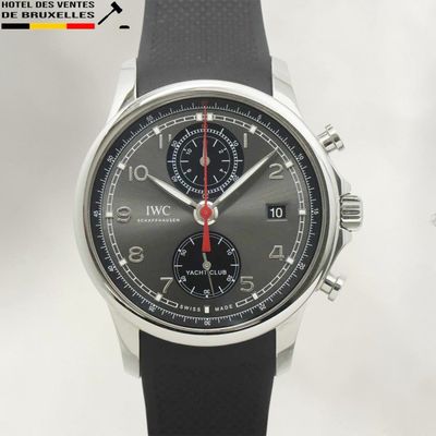 gros plan d'une montre-bracelet avec un cadran noir