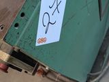un morceau de métal sur lequel est collé un autocollant