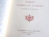 un livre ouvert sur lequel figure l'image d'un château