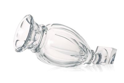 une bouteille en verre transparent munie d'une anse, posée sur une surface blanche