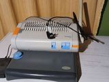 une agrafeuse posée sur un ordinateur portable, sur une table