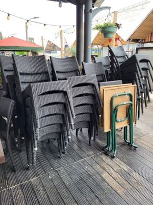 de nombreuses chaises et tables sur la terrasse d'un restaurant