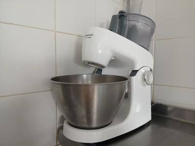 une photo d'un robot ménager avec un saladier posé sur le plan de travail