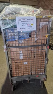 un chariot sur lequel sont posés de nombreux cartons