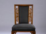 une image représentant une chaise avec un dossier à motifs et un cadre en bois