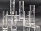 six vases en verre transparent ornés de motifs en spirale
