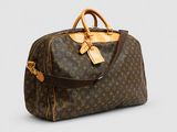 un sac Louis Vuitton muni d'une étiquette