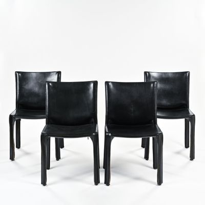 trois fauteuils en cuir noir avec des pieds noirs, sur fond blanc