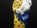 figurine chinoise représentant une femme tenant un enfant dans ses bras