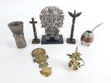 un grand nombre d'objets posés sur une table