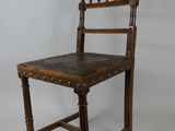 une chaise en bois avec une assise en bois sur fond blanc
