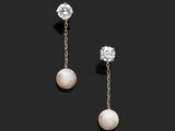 une paire de boucles d'oreilles en perles de culture et diamants