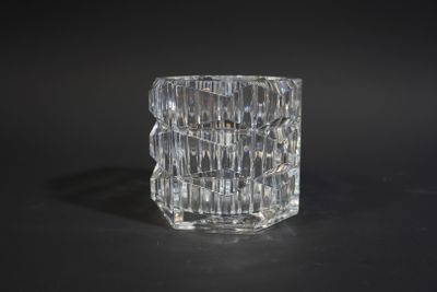 un gros plan d'un vase en verre transparent posé sur une surface noire