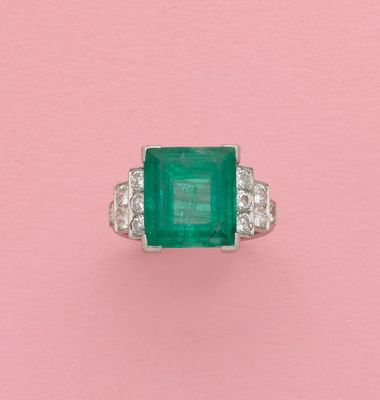 une bague en émeraude et diamant