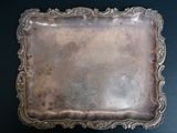 un plat ancien en argent, orné d'un motif richement décoré sur fond noir
