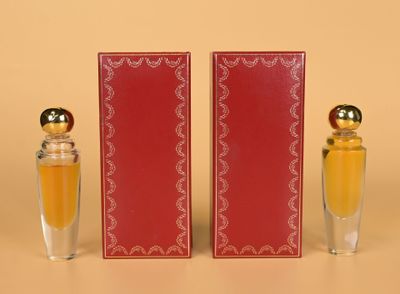deux flacons de parfum posés l'un à côté de l'autre sur une table