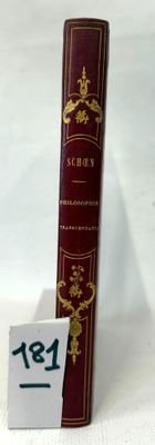 un livre rouge avec des bordures dorées et une étiquette blanche dessus