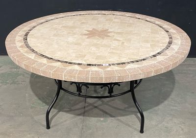 une table en marbre ornée d'un motif en forme d'étoile