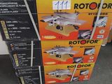 une pile de boîtes empilées les unes sur les autres