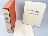 deux livres posés l'un à côté de l'autre sur une table