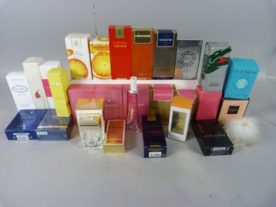 beaucoup de parfums différents sur la table