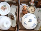 deux boîtes contenant différents types de plats