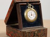une petite boîte en bois avec une horloge à l'intérieur