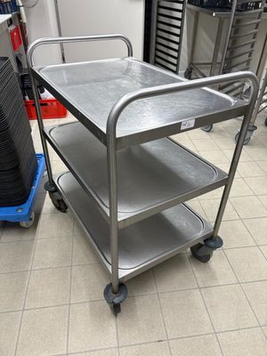un chariot en métal qui se trouve dans une cuisine
