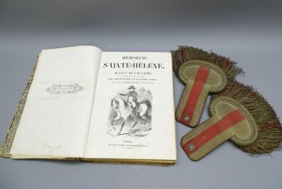 un livre et une paire de chaussures posés sur une table