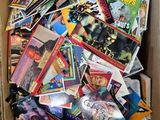 une boîte en carton remplie de bandes dessinées posée par terre