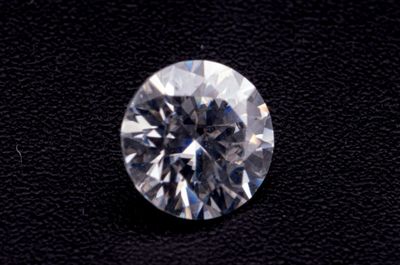 gros plan d'un diamant sur une surface noire