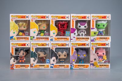 six figurines Pop Vinyl différentes de Dragon Quest dans une vitrine