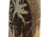 un vase marron orné d'un motif noir et blanc