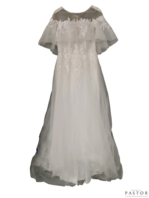 une robe de mariée blanche posée sur un présentoir pour mannequin