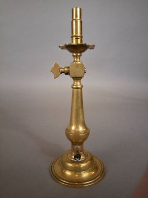 Lampe à gaz en laiton de forme balustre, la base circulaire,…