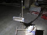 une lumière allumée dans une pièce équipée d'un ventilateur