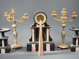 quatre types différents d'horloges et de bougies sur la table